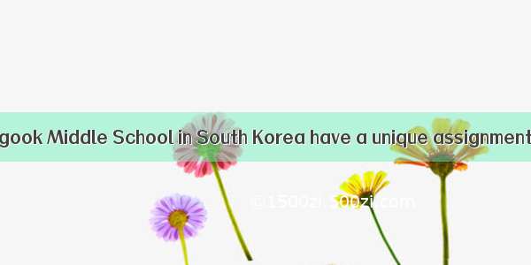 Students at the Hogook Middle School in South Korea have a unique assignment：going online