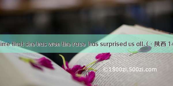 It is the third time that she has won the race  has surprised us all.(·陕西 14)A. thatB.